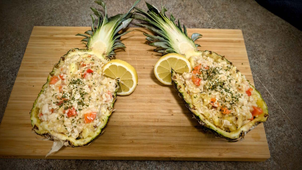 Riz sauté au poulet, ananas et légumes
